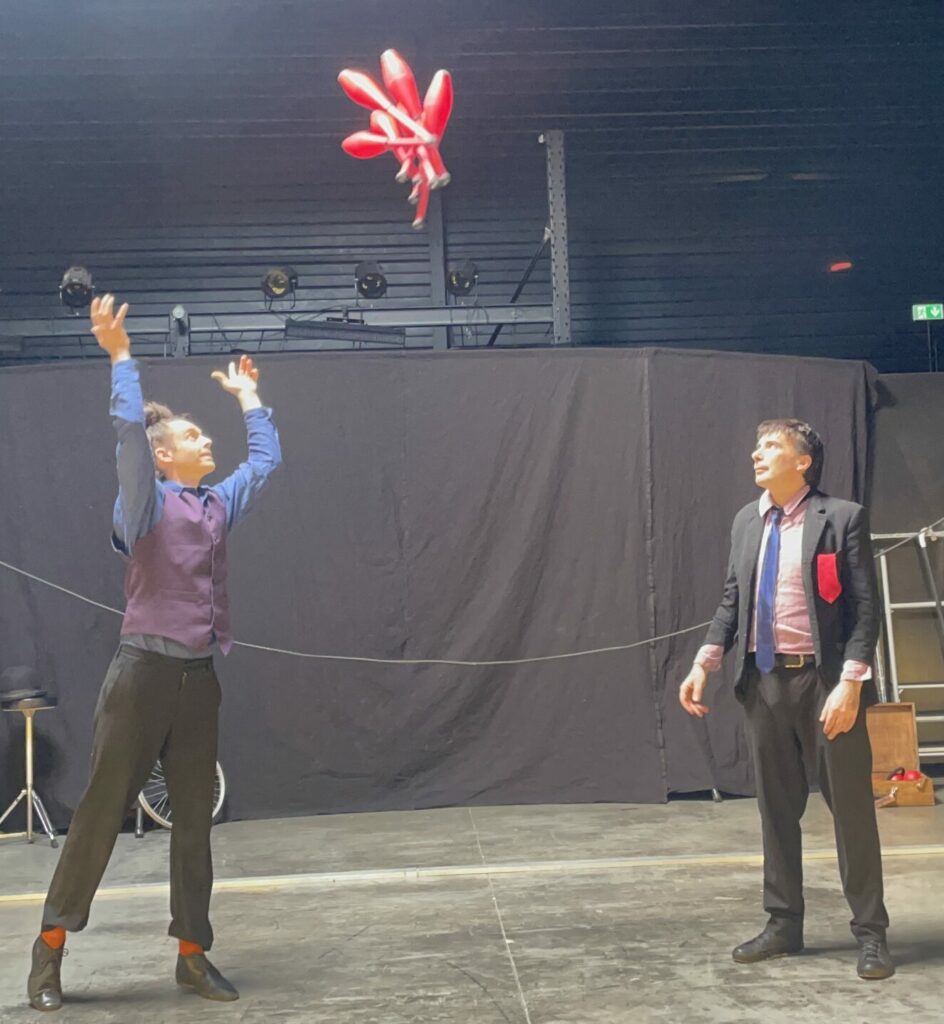 Ferdinand et Léonard en spectacle avec des massues